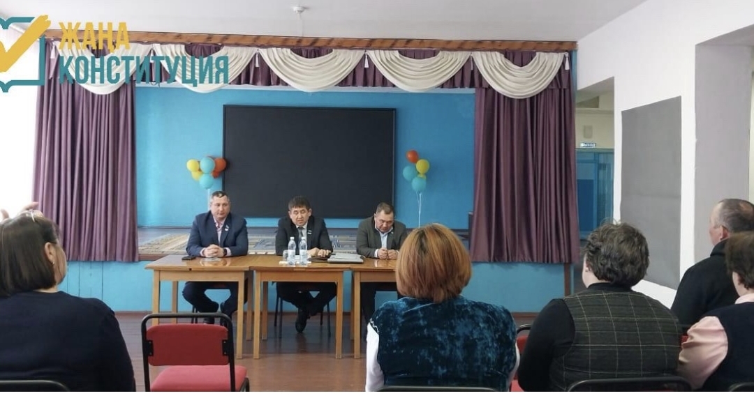 Провел разъяснительную встречу с жителями села Новомариновка Атбасарского района